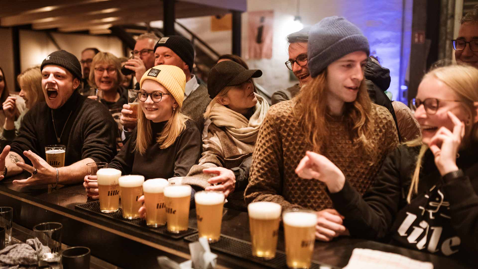 Gäste vor der lille Bar