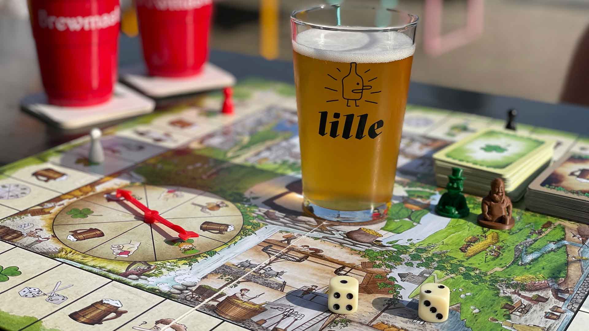 lille spielt brettspiel