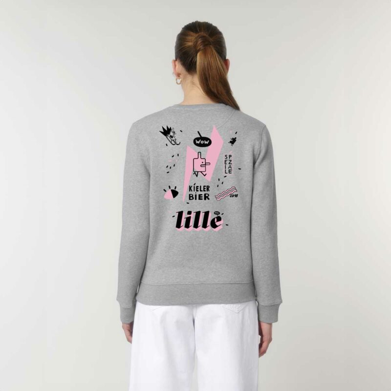 lille Sweater back in Grau getragen von weiblichem Modell