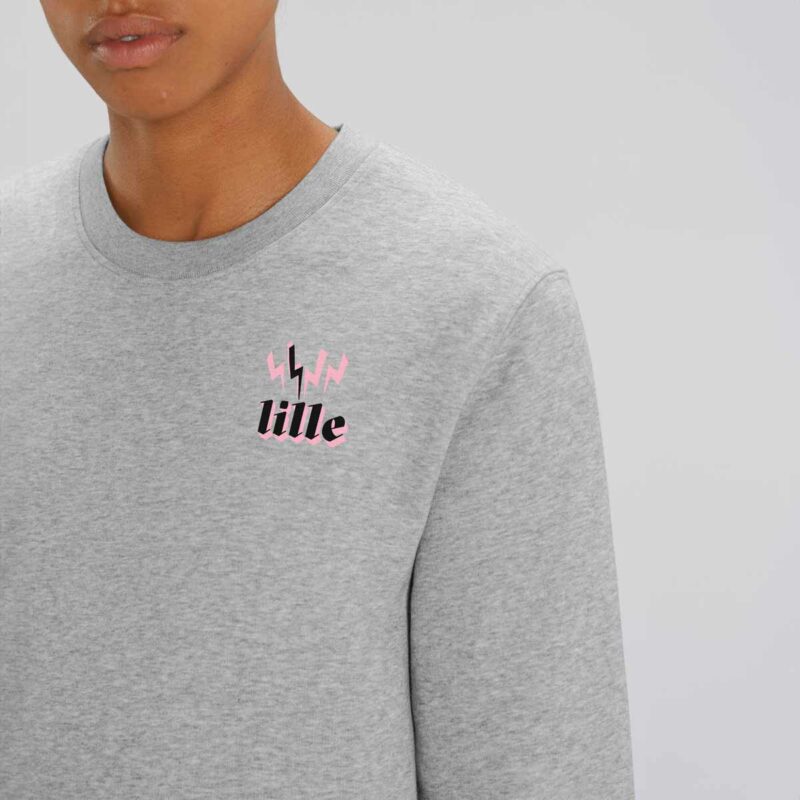 lille Sweater front in Grau getragen von weiblichem Modell