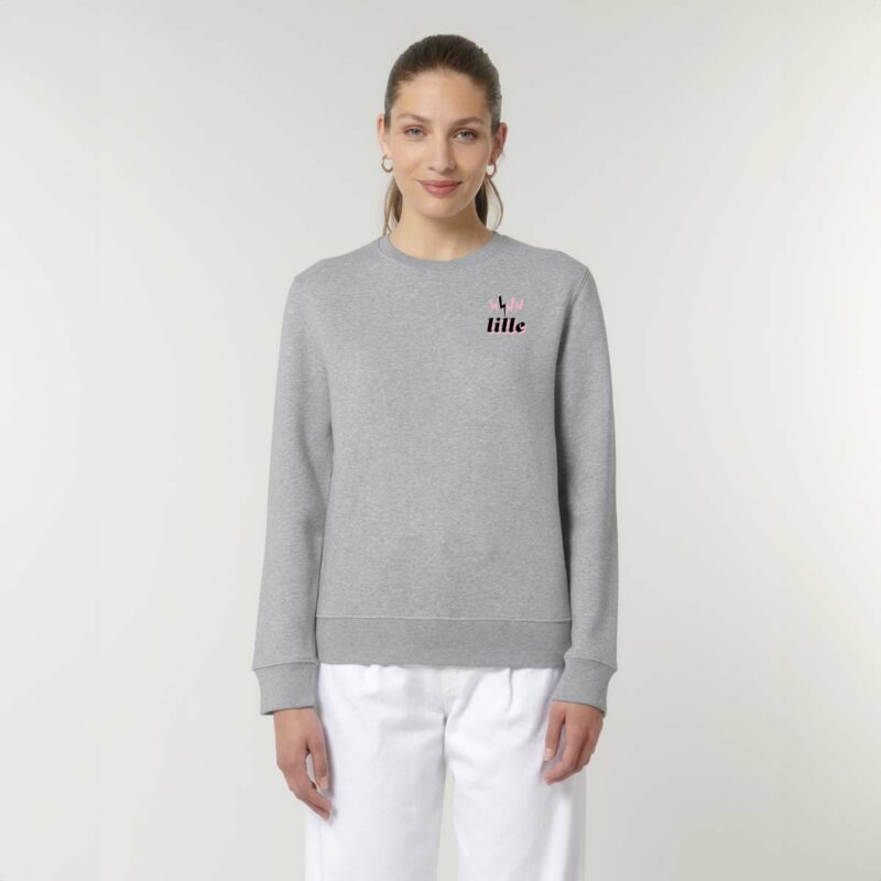 lille Sweater front in Grau getragen von weiblichem Modell